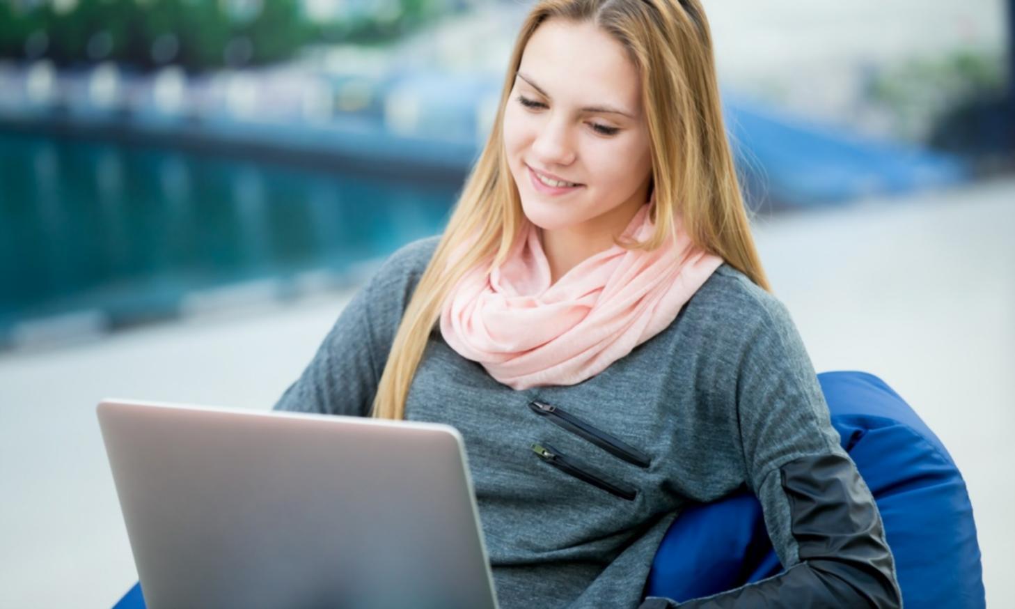 Étudiant pratiquant une technique de coupe moderne dans notre salon d'application